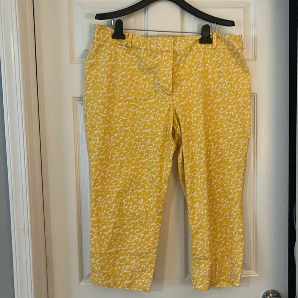 TALBOTS PETITE CAPRI PANTS IN A YELLOW LEAF-LIKE PATTERN 16WP